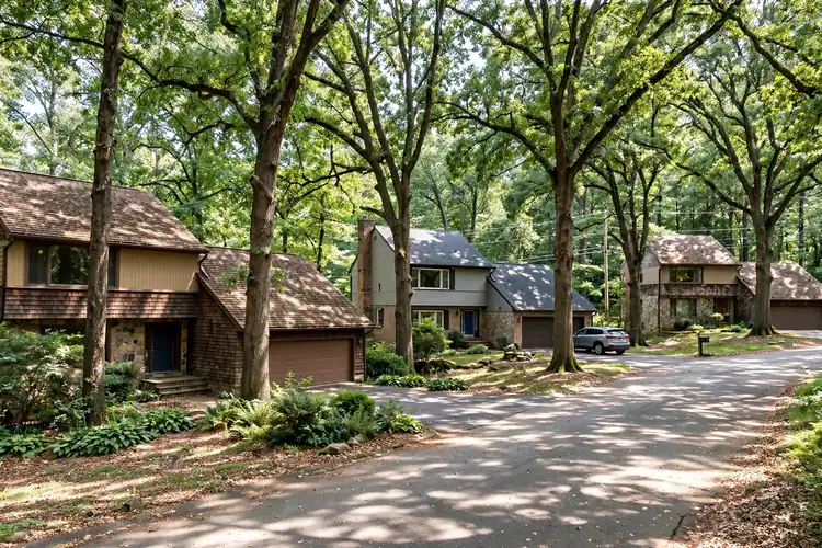 Hogares entre robles altos en Sayre Woods, Sayreville, NJ