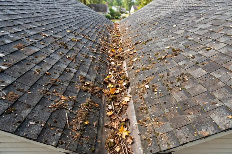 Valle de techo lleno de escombros entre dos laderas de escotilla en Sayreville, NJ